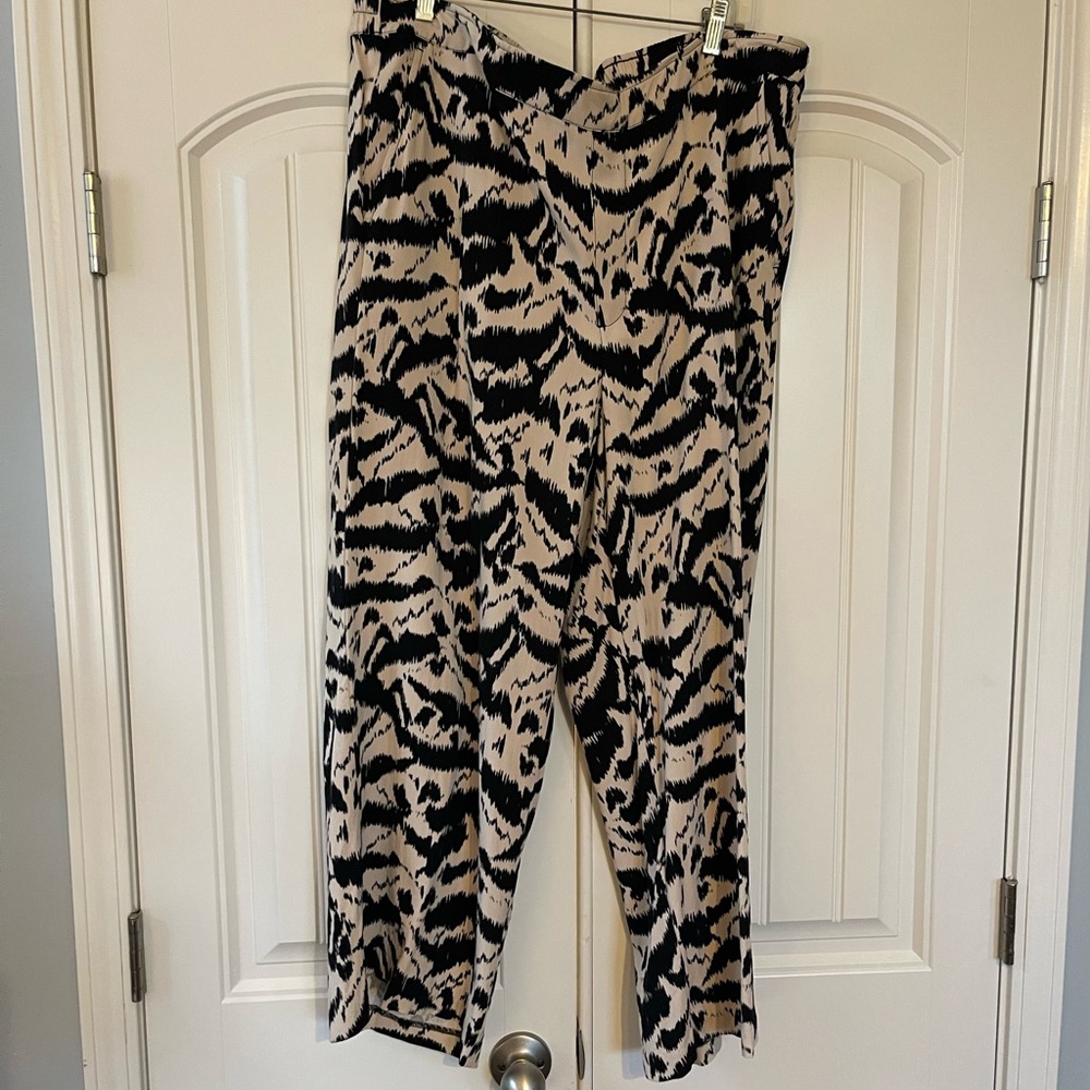 Old Navy Animal Print Cropped Pants Black/Cream